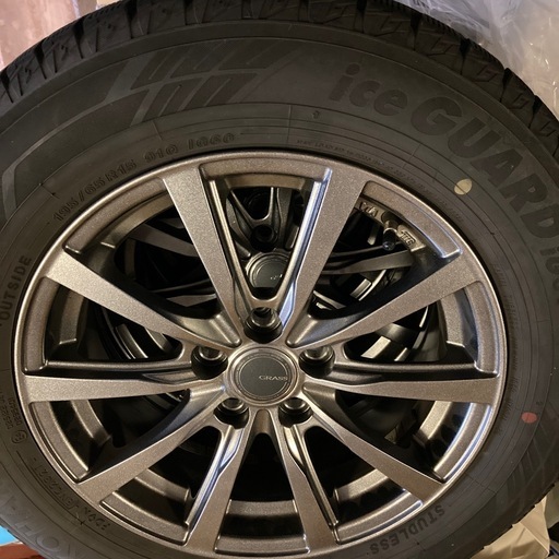 値下げ　バリ山　 195 /65 R15 　プリウス　ヨコハマ　
アイスガード　スタッドレスタイヤ　30型 に履い ていました