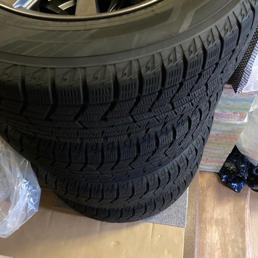 値下げ　バリ山　 195 /65 R15 　プリウス　ヨコハマ　
アイスガード　スタッドレスタイヤ　30型 に履い ていました