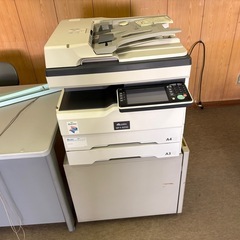 デスク、チェアー、パーテーション等のオフィス用品の画像