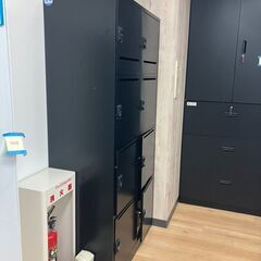 【ダイヤル式施錠のロッカー】オフィス家具　スチールロッカー8人分の画像