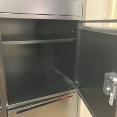 【ダイヤル式施錠のロッカー】オフィス家具　スチールロッカー8人分の画像