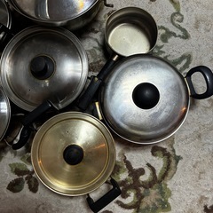 たくさんの鍋の画像