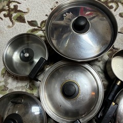 たくさんの鍋の画像