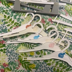 大量！子供用ハンガーの画像