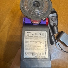 【300円】ダイソン ハンディ掃除機（動作品／バッテリー弱め）の画像
