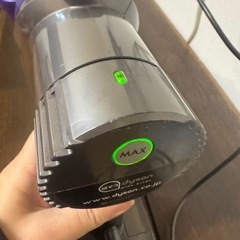 【300円】ダイソン ハンディ掃除機（動作品／バッテリー弱め）の画像