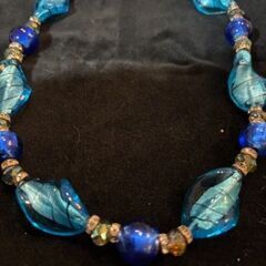 手作りのブル－のランプワ－クビーズのネックレスの画像