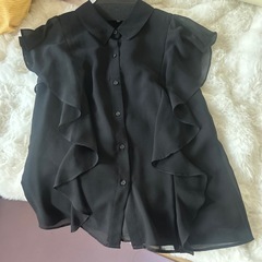 カルバン・クラインのフリルブラウスの画像