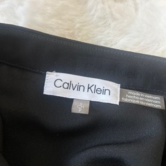 カルバン・クラインのフリルブラウスの画像