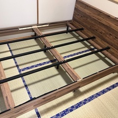 アーヴィング棚付きベッドフレーム クイーン 木製 すのこベッド コンセント の画像