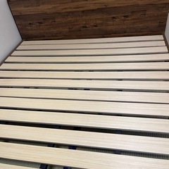 アーヴィング棚付きベッドフレーム クイーン 木製 すのこベッド コンセント の画像