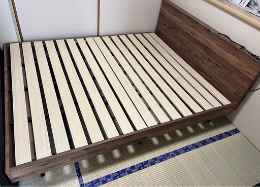 アーヴィング棚付きベッドフレーム クイーン 木製 すのこベッド コンセント