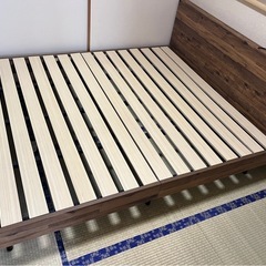 アーヴィング棚付きベッドフレーム クイーン 木製 すのこベッド コンセント の画像