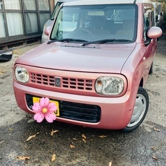 美しいツートンカラー（白い屋根とピンクのボディ）のスズキ アルト ラパンの画像