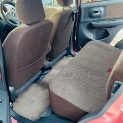 美しいツートンカラー（白い屋根とピンクのボディ）のスズキ アルト ラパンの画像