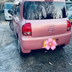 美しいツートンカラー（白い屋根とピンクのボディ）のスズキ アルト ラパンの画像