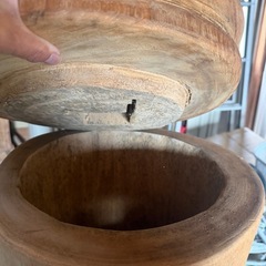 木で作られた手製の郵便ポストの画像