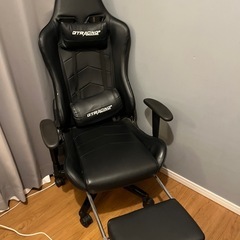 ゲーミングチェア　フットレスト付きの画像