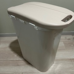 ふた付きゴミ箱　　　の画像