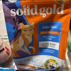 猫のおやつとごはん（ごはんは開封済み）の画像