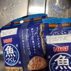 猫のおやつとごはん（ごはんは開封済み）の画像