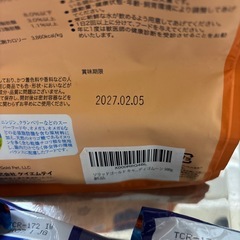 猫のおやつとごはん（ごはんは開封済み）の画像