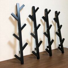 イケア TJUSIG ブラック 4本セット 天然杢無垢材 シンプルデザイン収納ラック ハンガーラック IKEA シューシグ 服吊り 完成品の画像