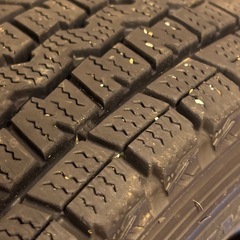 パンクしたスタッドレスタイヤ1本の画像