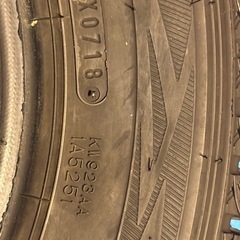 パンクしたスタッドレスタイヤ1本の画像