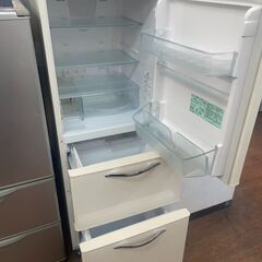 リサイクルショップどりーむ天保山店　No3666 3ドア冷蔵庫　日立　2010年製　２５６L　自動製氷機能使用不可(´;ω;｀)　クラシックなデザインが秀逸♪の画像