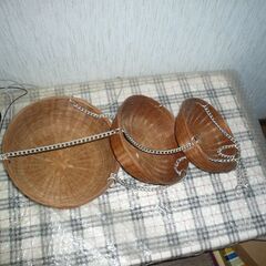 手作り感満載　ごみ籠？又は観葉植物用の籠？　と吊るし籠の画像