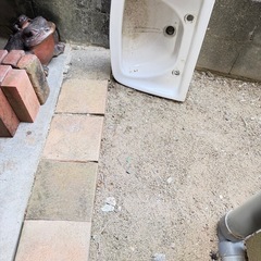 ブロック、かえるの置物、手洗い
の画像