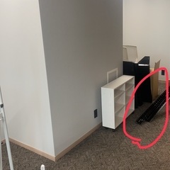 L字テーブル、3段ラック、ホワイトボードの画像