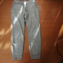 ユニクロ　グレー　の画像