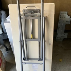 折りたたみ式テーブルの画像