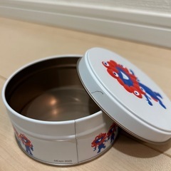 大阪万博の缶とCDケースの画像