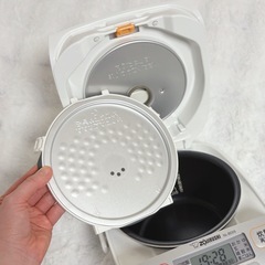 【極美品】象印マホービン 炊飯器 3合 一人暮らし 小容量 極め炊き マイコンタイプ 保温12時間 ホワイト NL-BD05-WAの画像