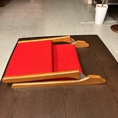 12/25まで店頭商品一部を除き半額クリスマスSALE!!開催中 イ2512-090 折りたたみ座椅子 レッド キズ汚れ有りの画像