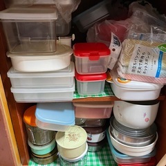 大量食器の画像