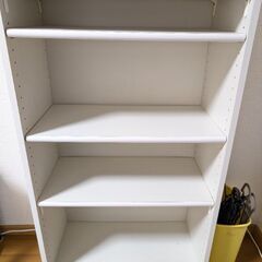 白い本棚の画像