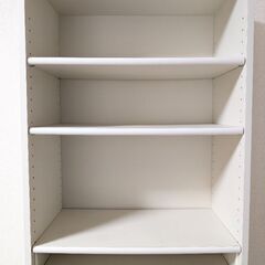 白い本棚の画像