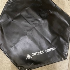 13日8時〜15時までにお取引可能な方、OneTigris 焚き火シート 自立型防炎シート 六角スパッタシート 両面シリコン加工 チクチクしない 極厚 地面や芝生保護 ストーブ下敷き 収納袋付き 直径95cmの画像