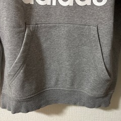 adidasパーカーの画像