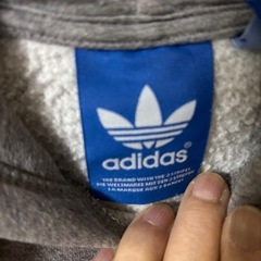 adidasパーカーの画像