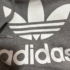 adidasパーカーの画像