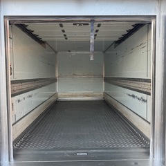 仕上げ済み！断熱材入り！便利 シャッタードア！バイクガレージ！使い勝手抜群！倉庫物置用 3トン保冷ロングワイドコンテナの画像