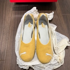 PUMA イエロー フラットシューズの画像