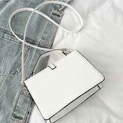 ホワイトショルダーバッグの画像