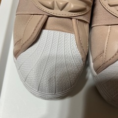 adidas シューズの画像