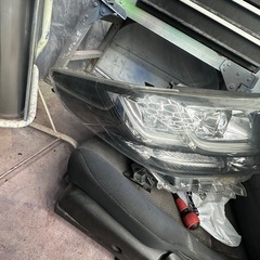 30アルファード前期 右側ヘッドライトの画像